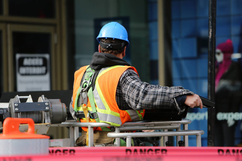 pexels-construction-worker-800px