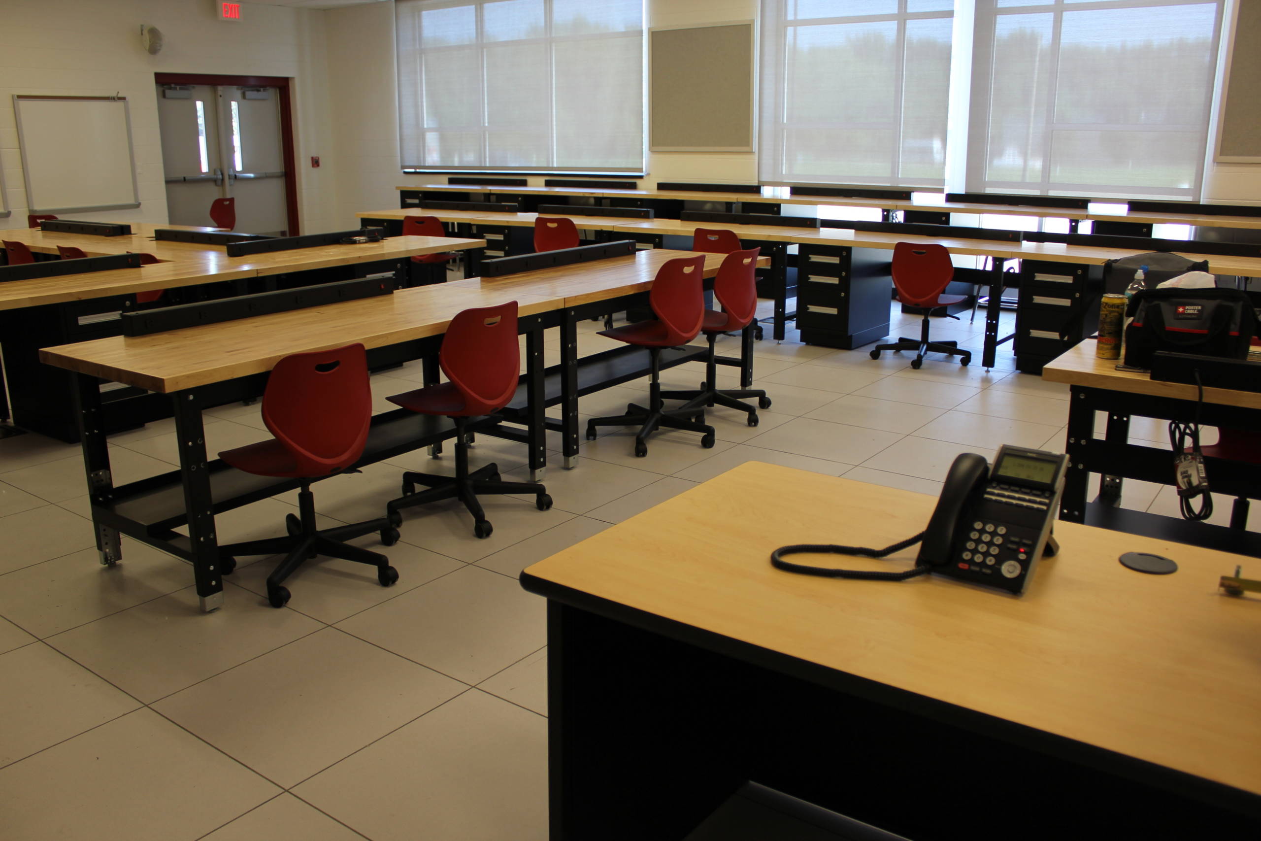 POLYTECH High School electronics lab